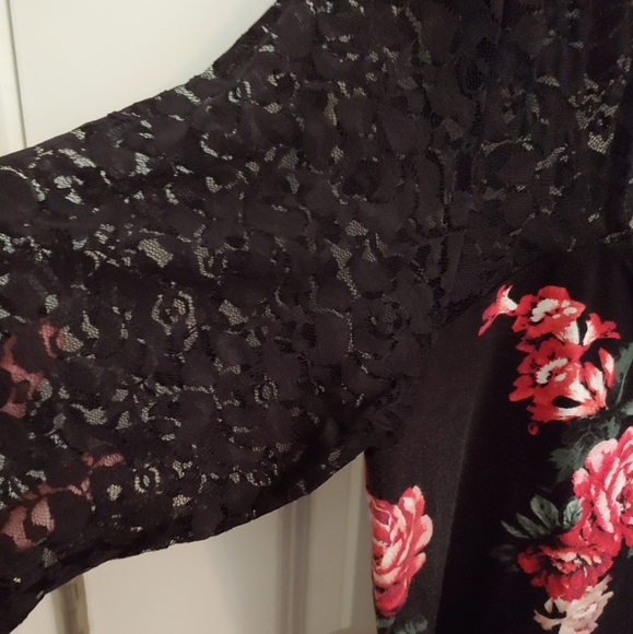 Beautiful Torrid Floral & Stretch Lace Top EUC - Picture 2 of 5